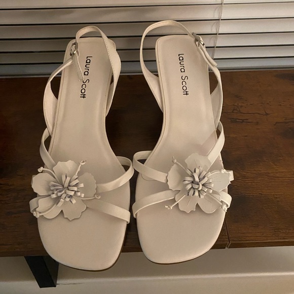 Laura Scott Women's Floral Cream Sandals - Picture 1 of 3